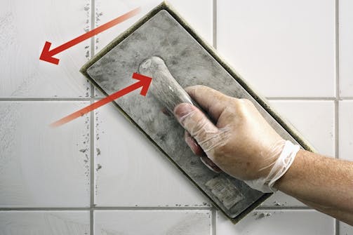 Flisefuge: Hvordan bruges flisefuge? Når fugemassen har sat sig lidt, renses overfladen med et skumbræt eller en svamp og rent vand. Flisefuge: Hvordan bruges flisefuge? Når fugemassen har sat sig lidt, renses overfladen med et skumbræt eller en svamp og rent vand.